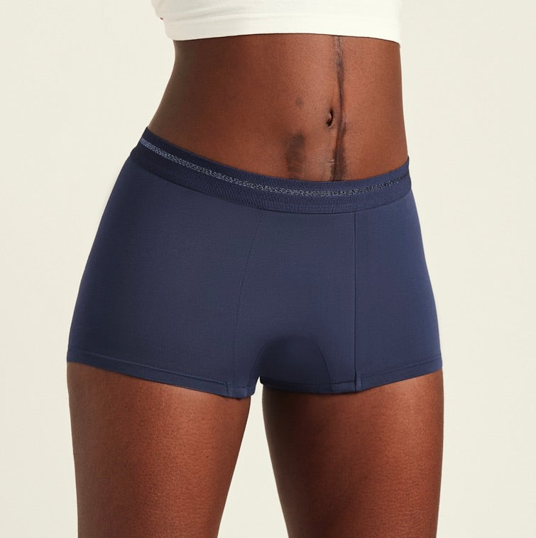 Modell trägt ooia Shorty Extra Strong in Midnight – Periodenunterwäsche im sportlichen Schnitt mit hoher Saugkraft