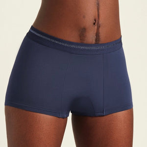 Modell trägt ooia Shorty Extra Strong in Midnight – Periodenunterwäsche im sportlichen Schnitt mit hoher Saugkraft