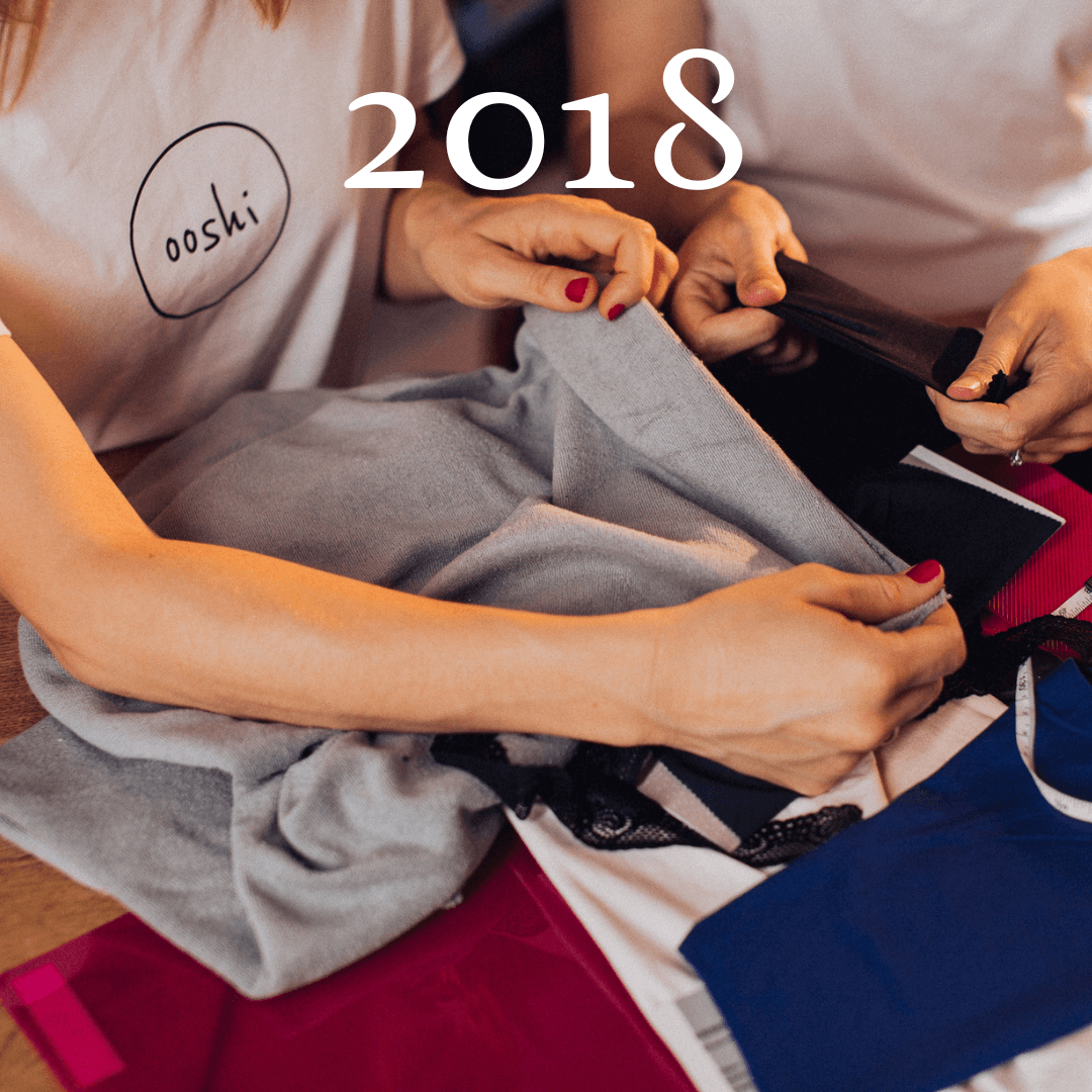 Kati und Kristin ziehen an verschiedenen Stoffen für die Periodenunterwäsche