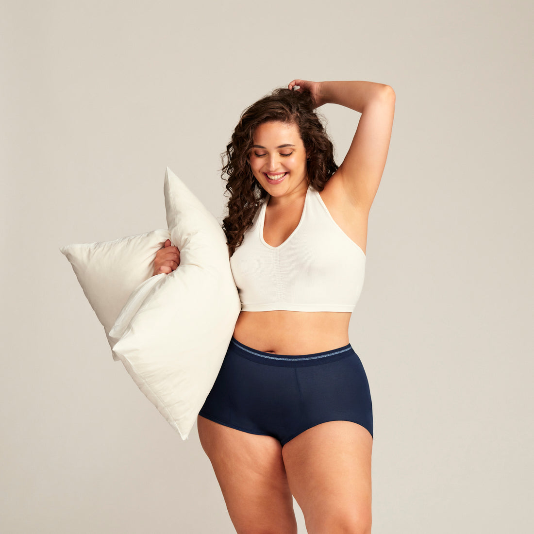 Model trägt eine dunkelblaue Periodenshorty von ooia und ein weißes Top