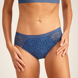 Modell trägt ooia Hipster Allover Lace Extra Strong in Smoky Blue – Periodenunterwäsche mit durchgehender Spitze und starker Saugstärke.