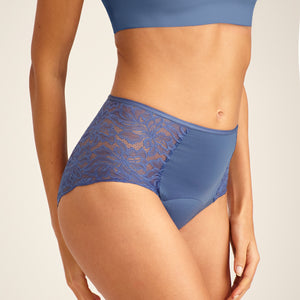 Modell trägt ooia Highwaist Lace Extra Strong in Smoky Blue – elegante Periodenunterwäsche mit hohem Spitzenbund und Spitzeneinsätzen.