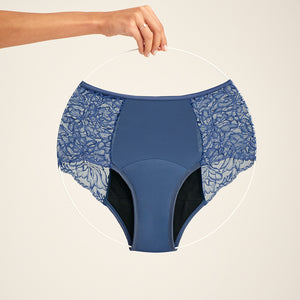 ooia Highwaist Lace Extra Strong in Smoky Blue – elegante Periodenunterwäsche mit hohem Spitzenbund und Spitzeneinsätzen. Freisteller.