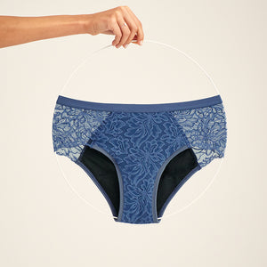 ooia Hipster Allover Lace Extra Strong in Smoky Blue – Periodenunterwäsche mit durchgehender Spitze und starker Saugstärke. Freisteller.