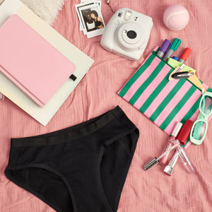 Der ooia Hipster Teens in schwarz für die erste Periode eines Teenagers im Set erhältlich mit der Wetbag.