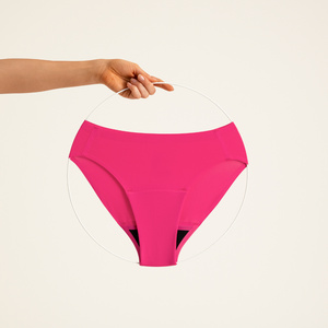 ooia Slip Seamless in hot pink - nahtloser Periodenslip. Freisteller.