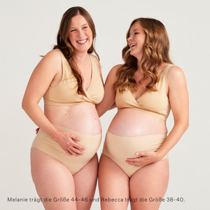 zwei schwangere Models im beigen moms Still BH und ooia The Belly Hugger Schwangerschafts-Panty in Beige mit hohem Bund