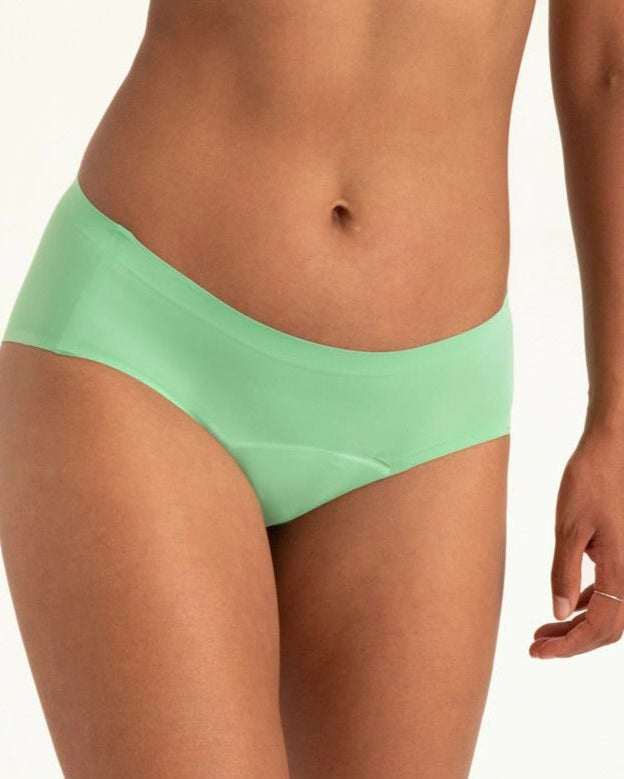 Modell trägt ooia Hipster Seamless in Bright Sage – Periodenunterwäsche mit bequemer Passform und weichem, nahtlosem Stoff