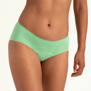 Modell trägt ooia Hipster Seamless in Bright Sage – Periodenunterwäsche mit bequemer Passform und weichem, nahtlosem Stoff