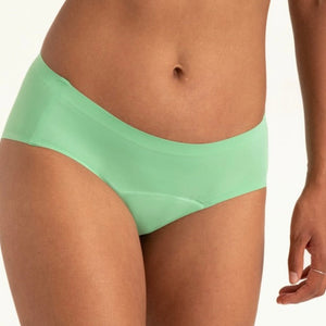 Modell trägt ooia Hipster Seamless in Bright Sage – Periodenunterwäsche mit bequemer Passform und weichem, nahtlosem Stoff