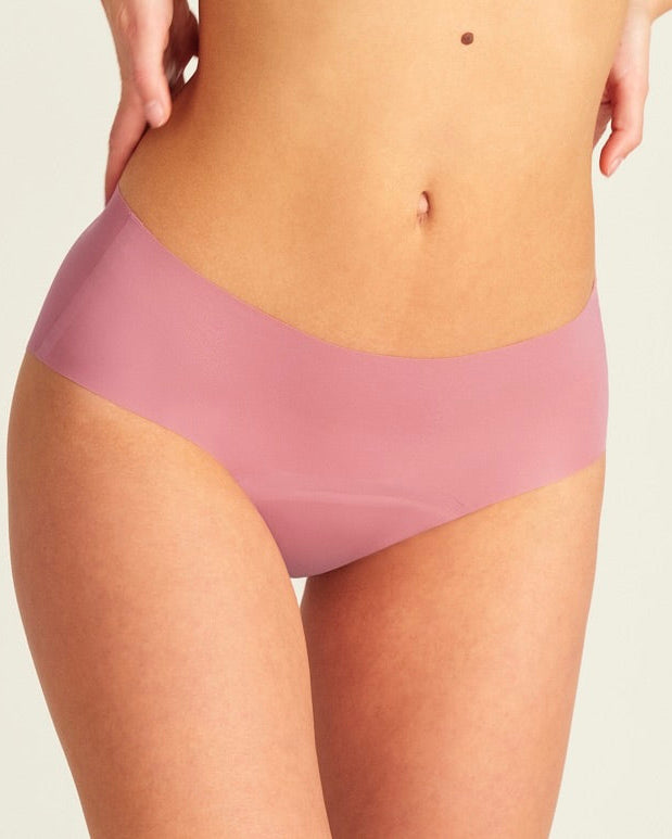 Modell trägt nahtlose ooia Periodenunterwäsche Hipster Seamless Extra Strong in dusky pink.