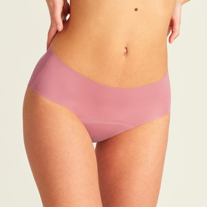 Modell trägt nahtlose ooia Periodenunterwäsche Hipster Seamless Extra Strong in dusky pink.