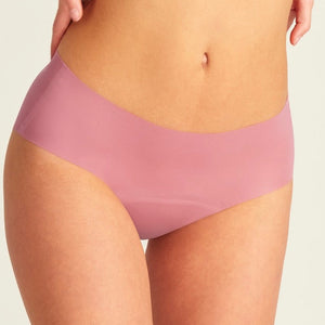 Modell trägt nahtlose ooia Periodenunterwäsche Hipster Seamless Extra Strong in dusky pink.