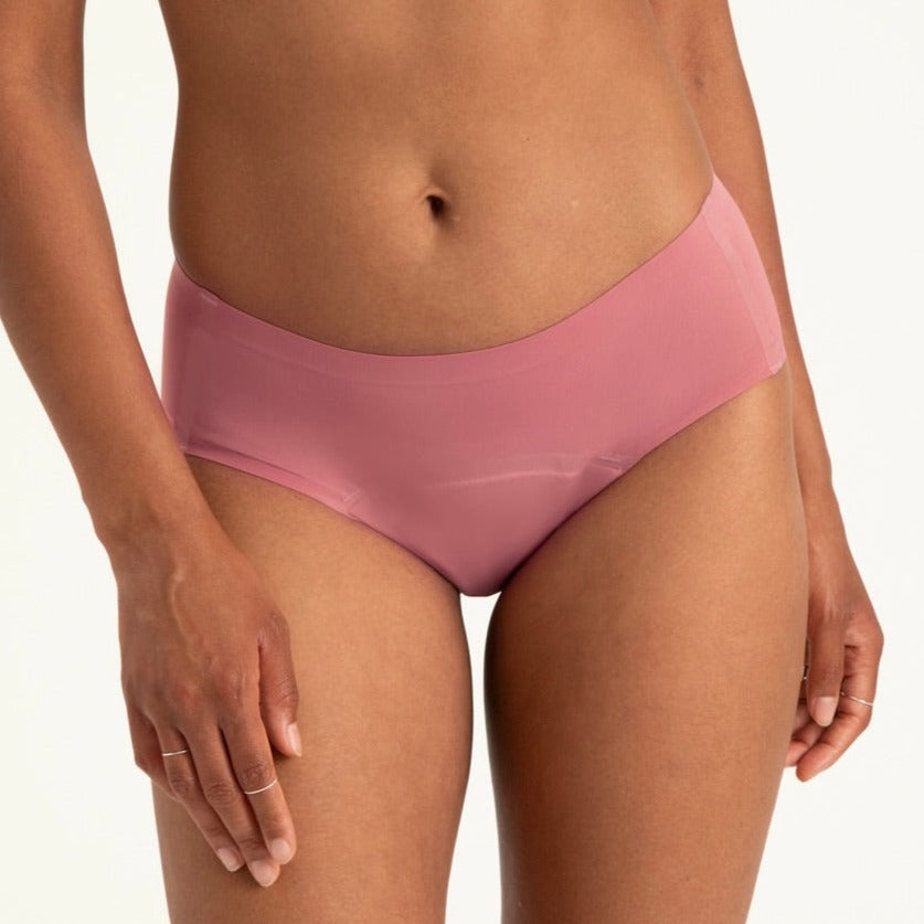 Modell trägt ooia Hipster Seamless in Dusky Pink – Periodenslip mit bequemer Passform und weichem, nahtlosem Stoff