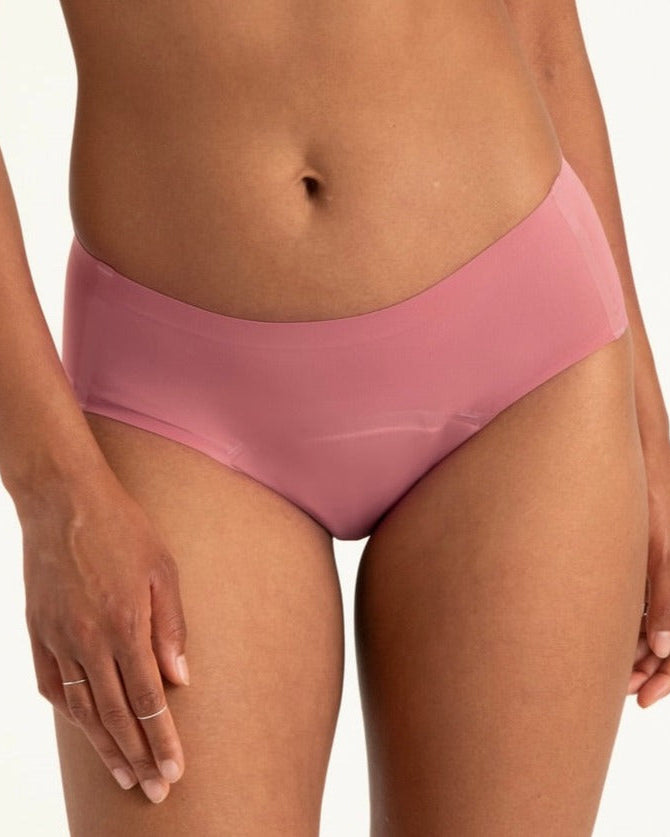 Modell trägt ooia Hipster Seamless in Dusky Pink – Periodenslip mit bequemer Passform und weichem, nahtlosem Stoff