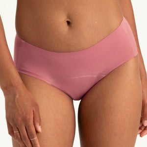 Modell trägt ooia Hipster Seamless in Dusky Pink – Periodenslip mit bequemer Passform und weichem, nahtlosem Stoff