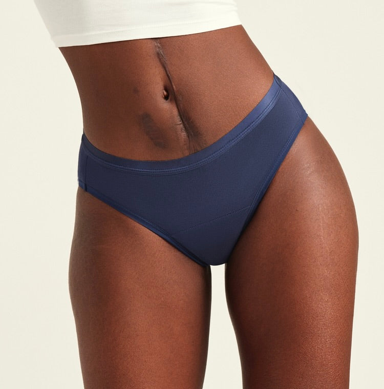 Modell trägt ooia Slip Basic Extra Strong in Midnight – Periodenunterwäsche im klassischen Schnitt mit extra starker Saugkraft