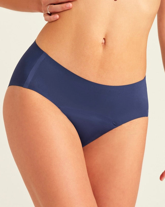 Modell trägt ooia Hipster Seamless in Midnight - nahtlose Periodenunterwäsche