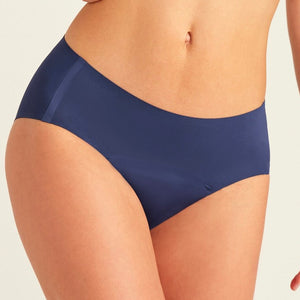 Modell trägt ooia Hipster Seamless in Midnight - nahtlose Periodenunterwäsche