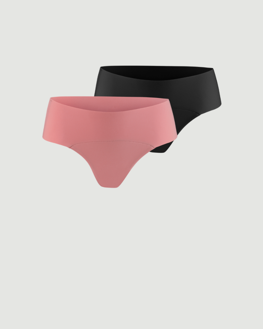 Modell trägt ooia everyday Hipster Seamless in Schwarz und Dusky Pink - Unterwäsche die Slipeinlagen ersetzt.