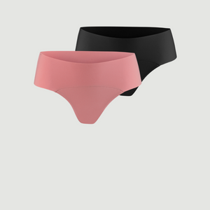 Modell trägt ooia everyday Hipster Seamless in Schwarz und Dusky Pink - Unterwäsche die Slipeinlagen ersetzt.