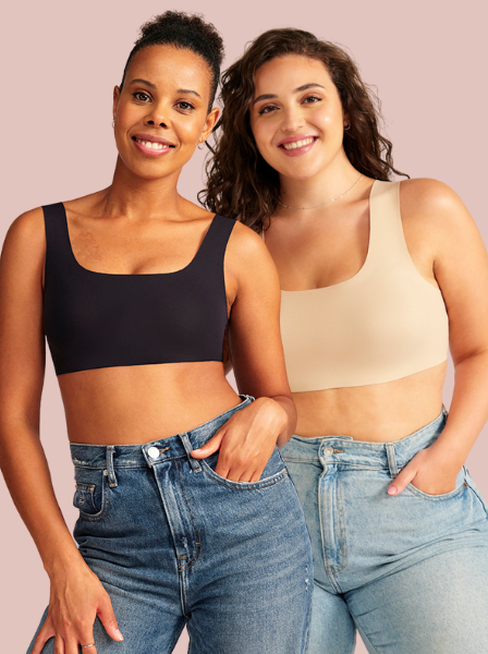 Zwei Models tragen all-you-need Bra Tops in schwarz und beige und blaue Jeans
