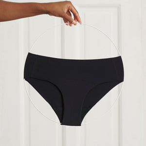 Modell trägt ooia Everyday Hipster Seamless in Schwarz – Unterwäsche ersetzt Slipeinlage, Freisteller