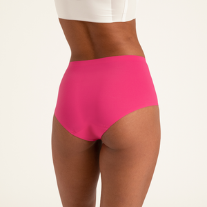 Modell trägt ooia Highwaist Seamless Periodenslip in Hot Pink – nahtlose Unterwäsche mit hohem Bund. Rückansicht.