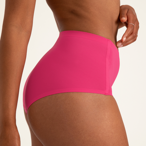Modell trägt ooia Highwaist Seamless Periodenslip in Hot Pink – nahtlose Unterwäsche mit hohem Bund