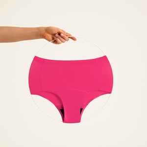 Modell trägt ooia Highwaist Seamless Periodenslip in Hot Pink – nahtlose Unterwäsche mit hohem Bund. Freisteller.