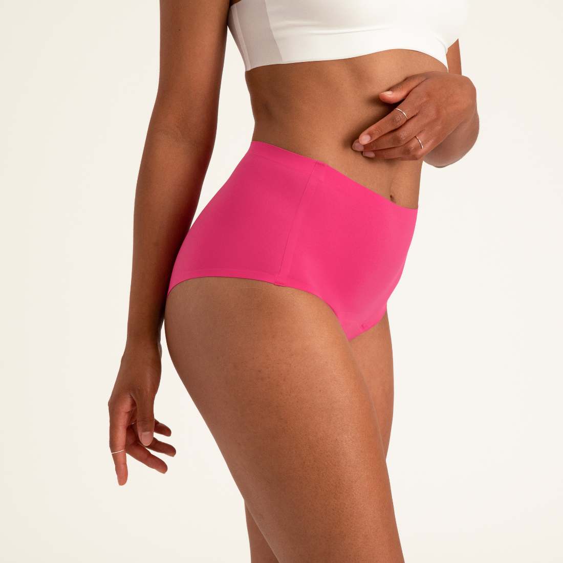 Modell trägt ooia Highwaist Seamless Periodenslip in Hot Pink – nahtlose Unterwäsche mit hohem Bund