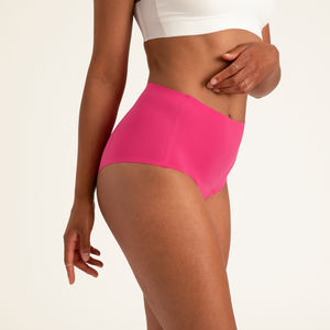 Modell trägt ooia Highwaist Seamless Periodenslip in Hot Pink – nahtlose Unterwäsche mit hohem Bund