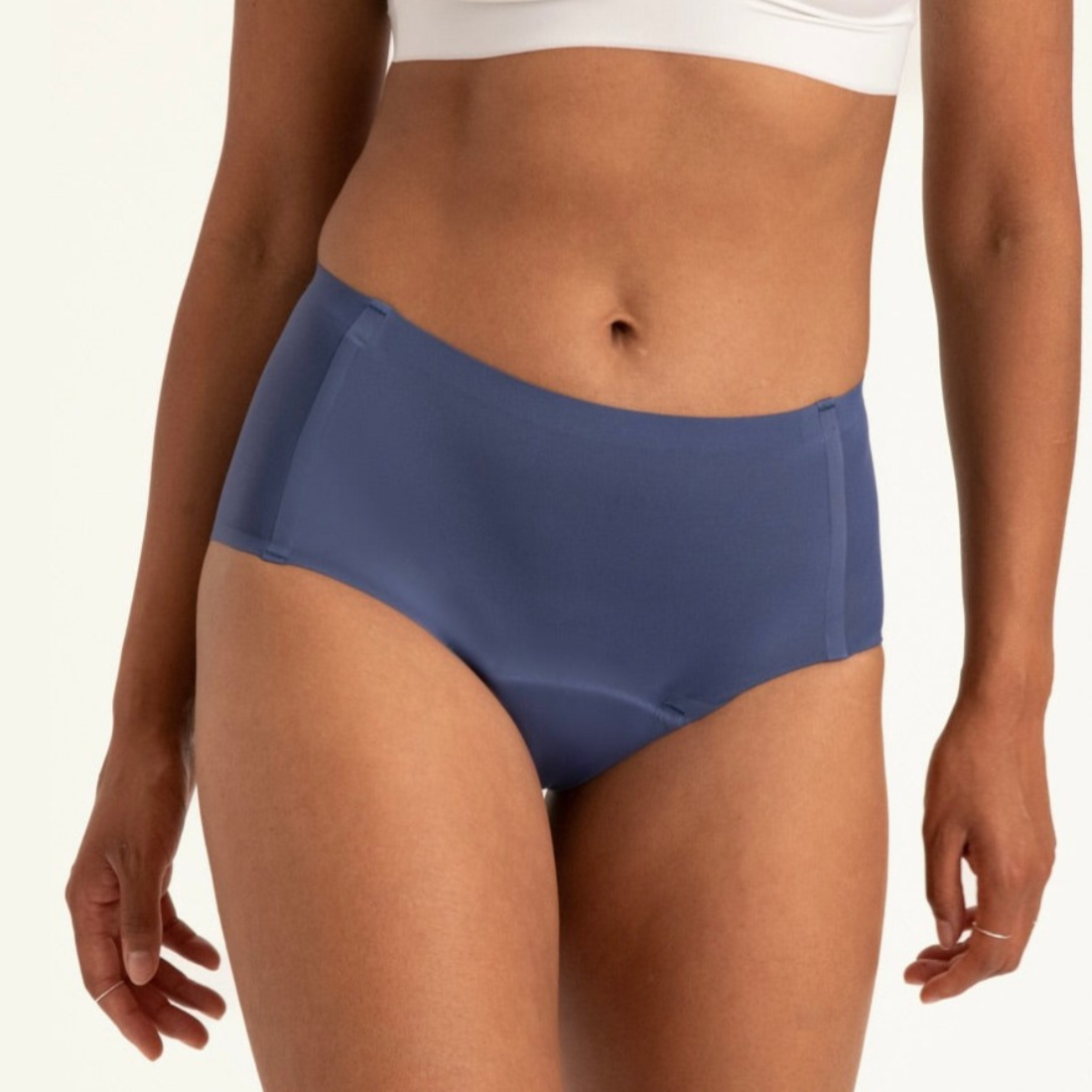 Modell trägt ooia Highwaist Seamless in Smoky Blue – nahtlose Periodenunterwäsche mit hohem Bund
