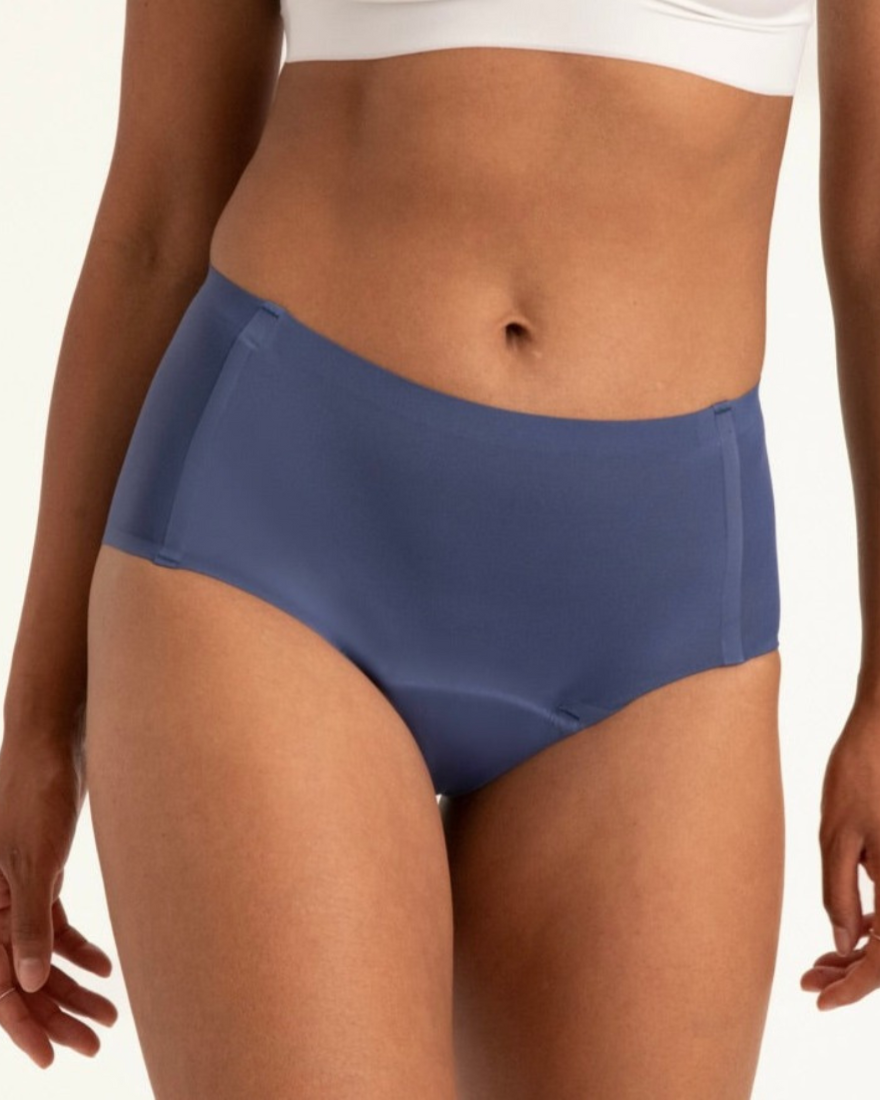 Modell trägt ooia Highwaist Seamless in Smoky Blue – nahtlose Periodenunterwäsche mit hohem Bund