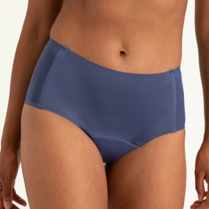 Modell trägt ooia Highwaist Seamless in Smoky Blue – nahtlose Periodenunterwäsche mit hohem Bund