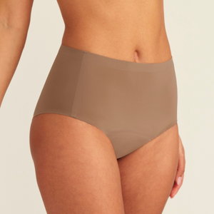 Modell trägt ooia Periodenunterwäsche Highwaist Seamless in Taupe mit hohem Bund und nahtlosem Design