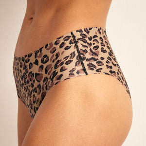 Modell trägt Periodenunterwäsche Hipster Seamless Limited Edition in Leo mit nahtlosem Design.
Seitenansicht Detail