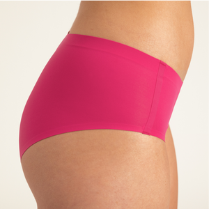 Modell trägt ooia Hipster Seamless in Hot Pink - nahtlose Periodenunterwäsche