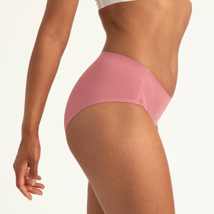 Modell trägt ooia Hipster Seamless in Dusky Pink – Periodenslip mit bequemer Passform und weichem, nahtlosem Stoff