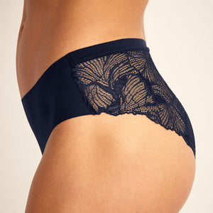 Modell trägt Periodenunterwäsche Hipster Seamless Lace in midnight mit nahtlosem Design.
seite