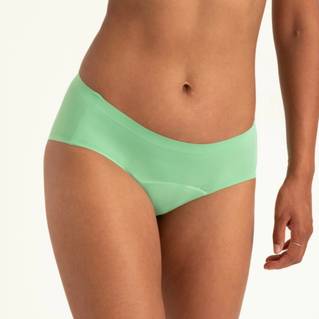 Modell trägt ooia Hipster Seamless in Bright Sage – Periodenunterwäsche mit bequemer Passform und weichem, nahtlosem Stoff