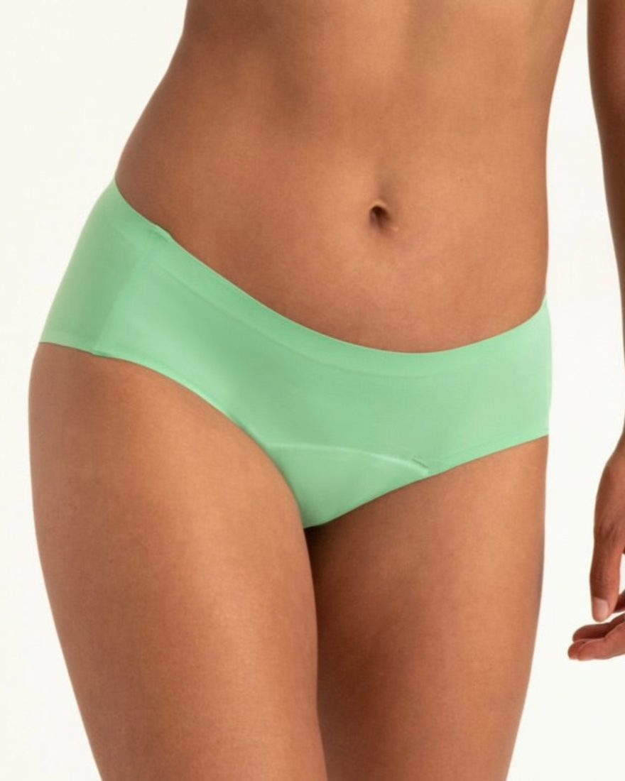 Modell trägt ooia Hipster Seamless in Bright Sage – Periodenunterwäsche mit bequemer Passform und weichem, nahtlosem Stoff