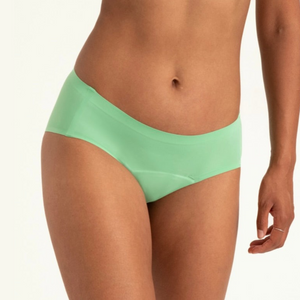 Modell trägt ooia Hipster Seamless in Bright Sage – Periodenunterwäsche mit bequemer Passform und weichem, nahtlosem Stoff