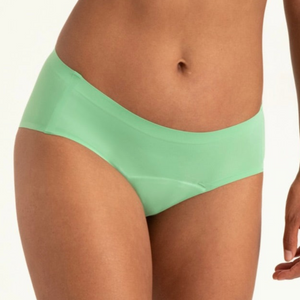 Modell trägt ooia Hipster Seamless in Bright Sage – Periodenunterwäsche mit bequemer Passform und weichem, nahtlosem Stoff