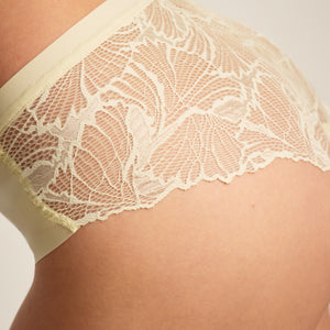 Model trägt ooia Periodenunterwäsche Hipster Seamless in pastellgelb mit Hinterteil aus Spitze.
hinten detail