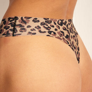 Modell trägt Periodenunterwäsche String Seamless Limited Edition in Leo mit nahtlosem Design.
Seitenansicht Detail
