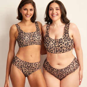 Modells tragen ooia Periodenunterwäsche Hipster Seamless Limited Edition in Leo mit nahtlosem Design und passendem seamless BH Limited Edition in Leo mit nahtlosem Design.
Frontalansicht