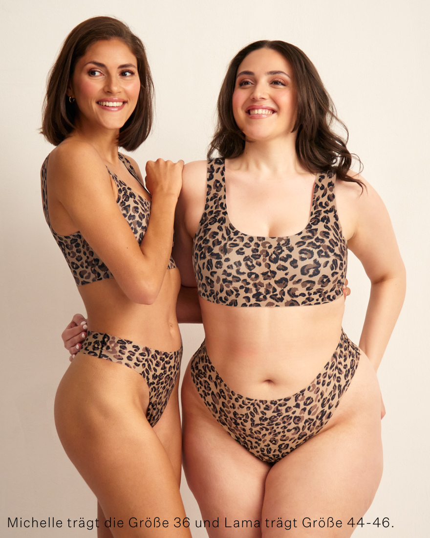 Modells tragen Periodenunterwäsche String Seamless Limited Edition in Leo mit nahtlosem Design.
Frontal