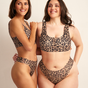Modells tragen Periodenunterwäsche String Seamless Limited Edition in Leo mit nahtlosem Design.
Frontal