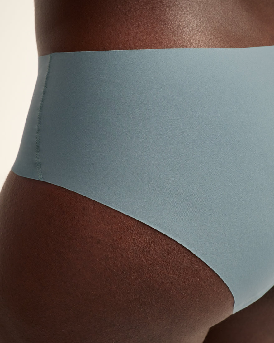 Modell trägt Periodenunterwäsche Hipster Seamless in blau mit nahtlosem Design.
Front Ansicht Detail